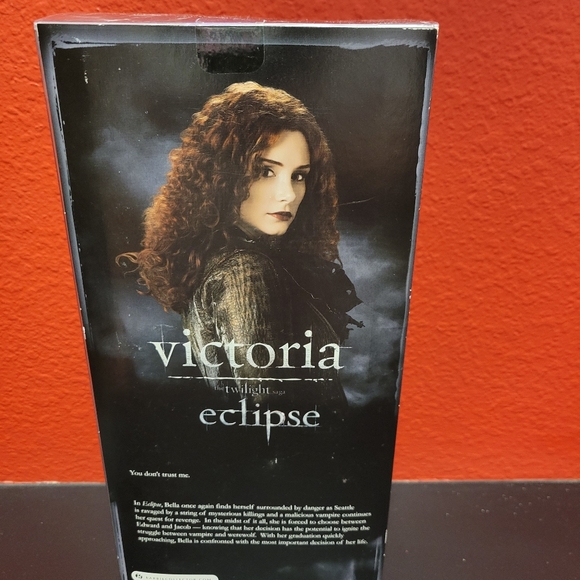 Twilight Victoria Barbie - Picture 3 of 6